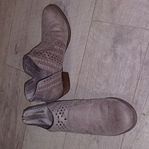 Carlos by Carlos Santana Taupe Bentley Booties Sz8